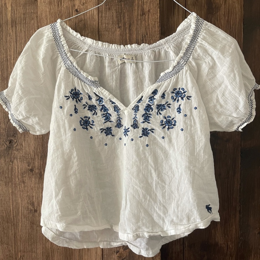 brand:abercrombie size:m colors:white,blue&black